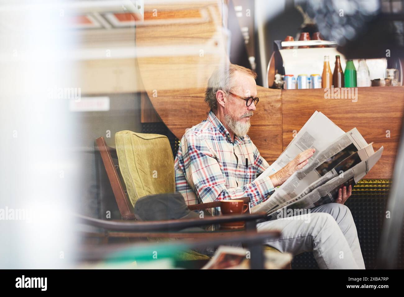 Zeitung, Forschung und Senior Mann, der Geschäftsinformationen für Finanzbörsen liest. Fenster, Café und ältere männliche Person, die die Wirtschaft genießt Stockfoto