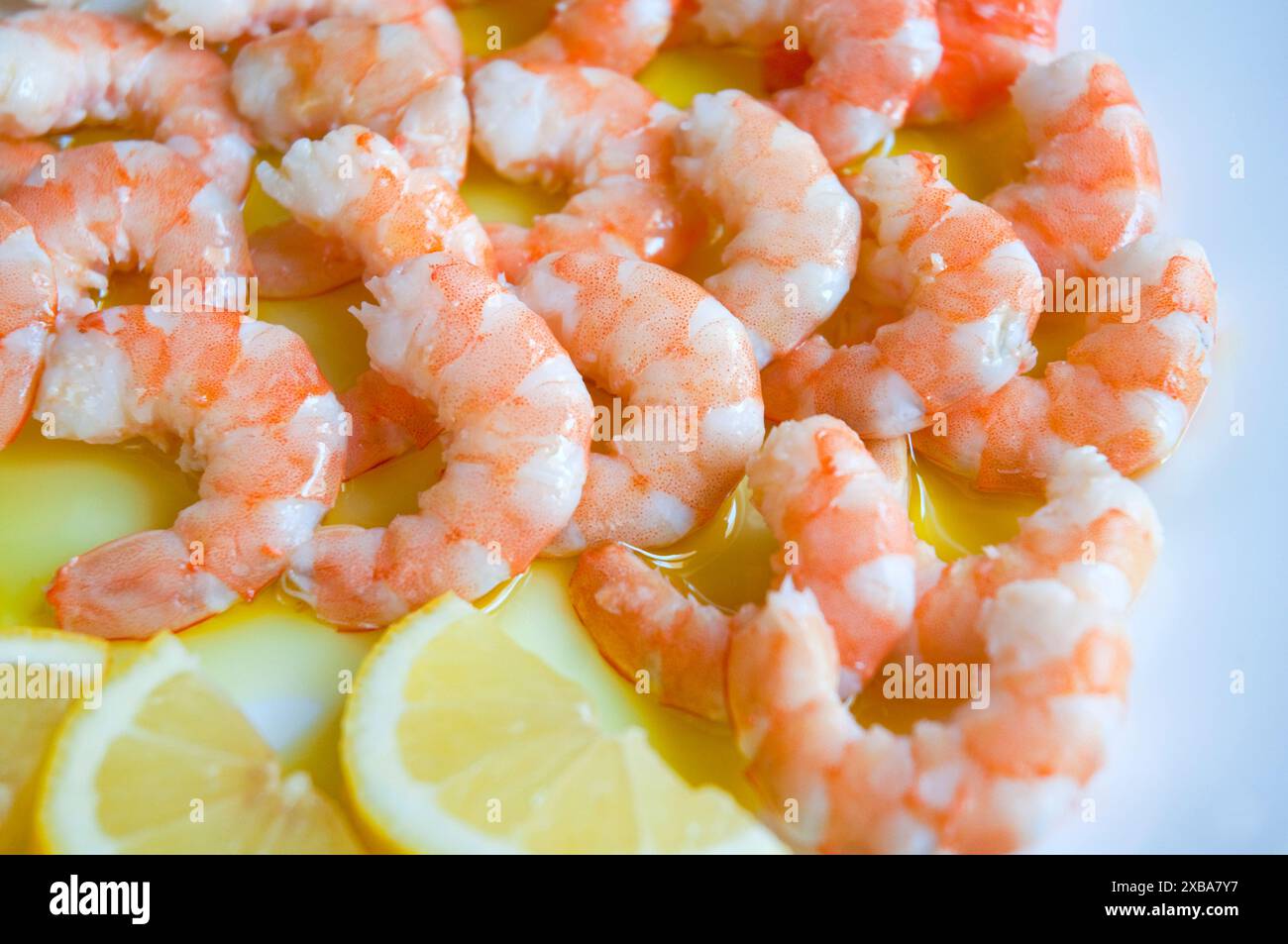 Geschälte Garnelen mit Olivenöl und Zitrone. Spanien. Stockfoto