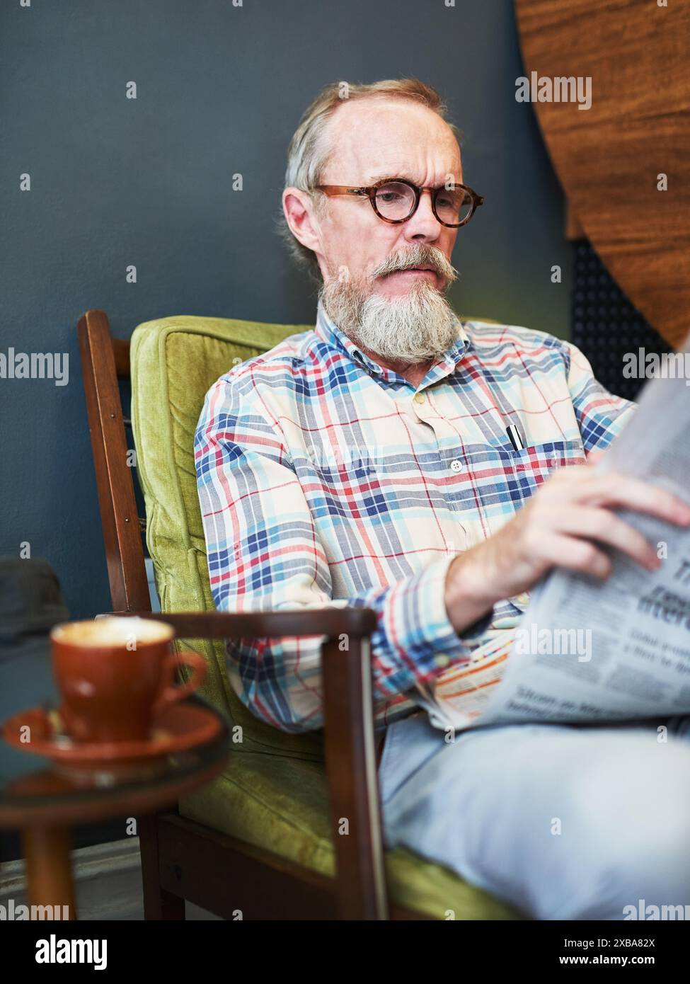 Zeitung, Café-Bar und Senior-Mann, der Geschäftsinformationen für die Finanzbörse liest. Cappuccino, Gläser und ältere männliche Person genießen Stockfoto