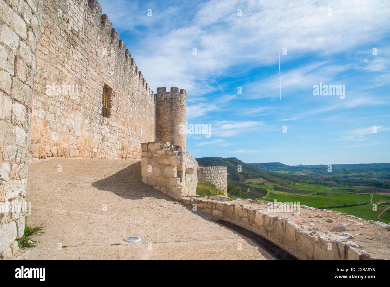 Burg und Landschaft. Jadraque, Provinz Guadalajara, Castilla La Mancha, Spanien. Stockfoto