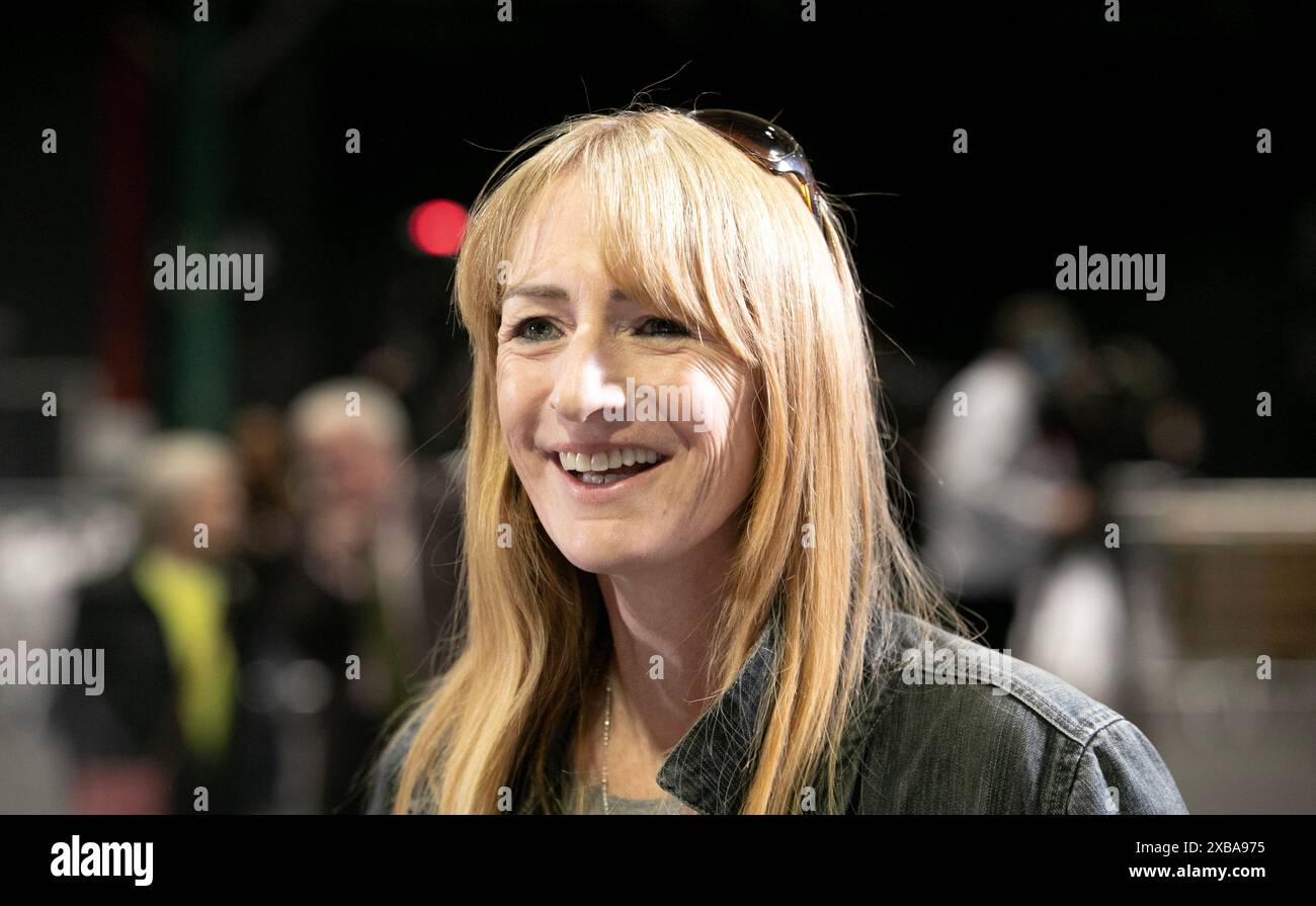 Europäische Unabhängige 4 wechseln den Kandidaten Clare Daly im RDS-Zentrum in Dublin, da die Europawahlen in Irland weiter zählen. Bilddatum: Dienstag, 11. Juni 2024. Stockfoto