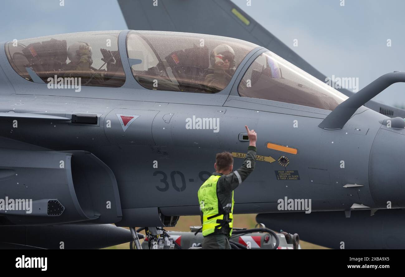 11. Juni 2024, Schleswig-Holstein, Jagel: Die Besatzung eines Dassault Rafale Kampfjets der französischen Luftwaffe Taxi zur Landebahn auf dem Flugplatz während des NATO-Luftwaffenmanövers 'Tiger Meet' auf dem Gelände des Tactical Air Force Wing 51 'Immelmann'. Elf NATO-Staaten sowie die Schweiz und Österreich nehmen an der NATO-Übung "Tiger Meet" Teil. Im Juni werden voraussichtlich rund 60 Jets und Hubschrauber teilnehmen. Rund 1100 weitere Soldaten werden vor Ort sein. Der taktische Luftwaffenflügel 51 „Immelmann“ feiert im Rahmen dieser großen Übung sein 30-jähriges Bestehen. Foto: Marcus Brandt/dpa Stockfoto