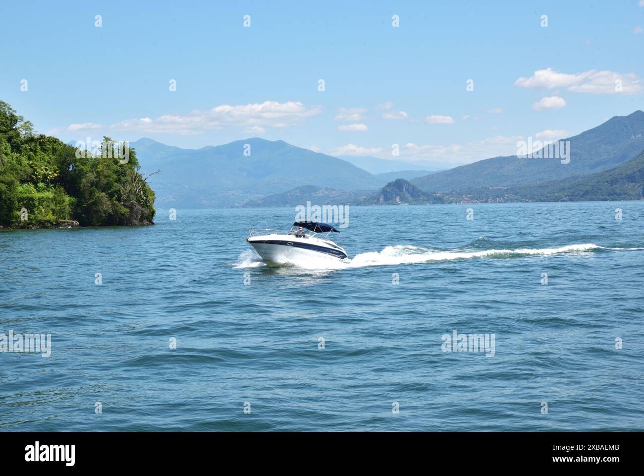 Ein Schnellboot fährt über die ruhigen Gewässer des Lago Maggiore, Italien. Stockfoto