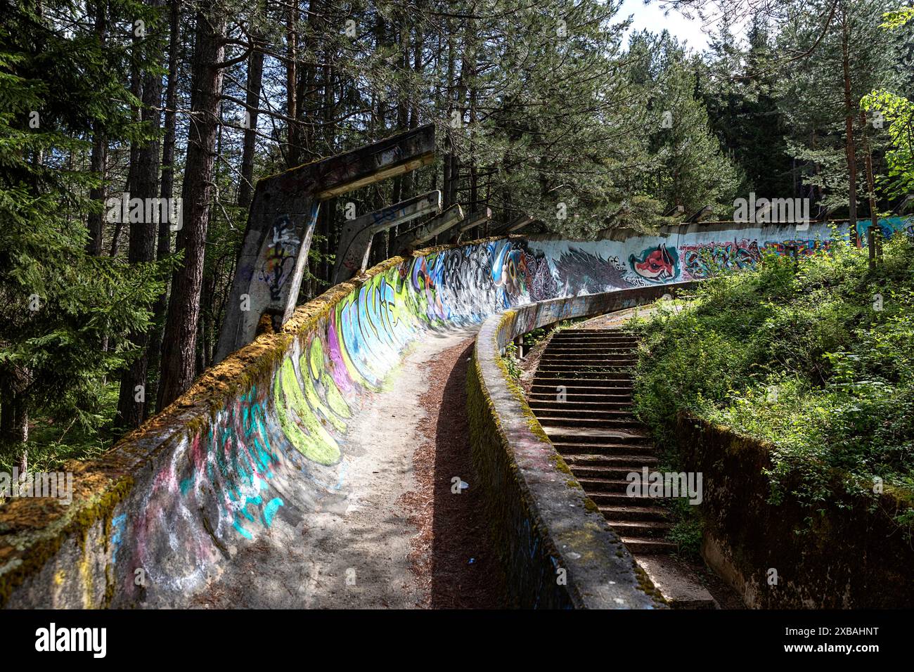 Spektakuläre Sarajevo Olympische Bobsleigh- und Rodelbahn Trebevic, voller Graphiten, Gemälden und Wandmalereien, Bosnien und Herzegowina Stockfoto