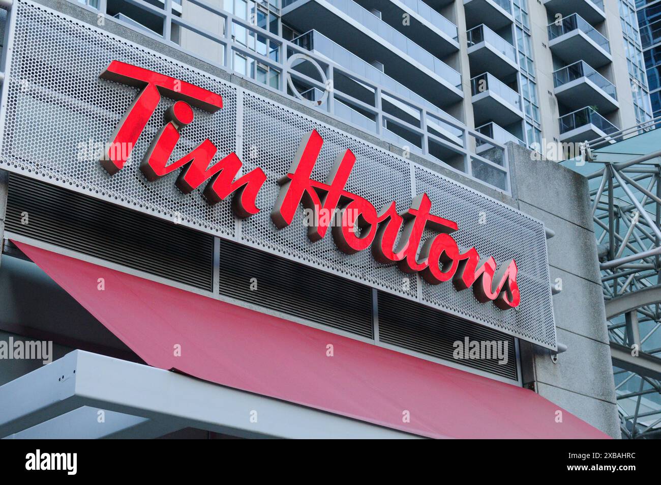 Toronto, ON, Kanada – 20. Januar 2024: Tim Hortons Inc., auch Tim's oder Timmie's genannt, ist eine kanadische Kaffeehaus- und Restaurantkette Stockfoto