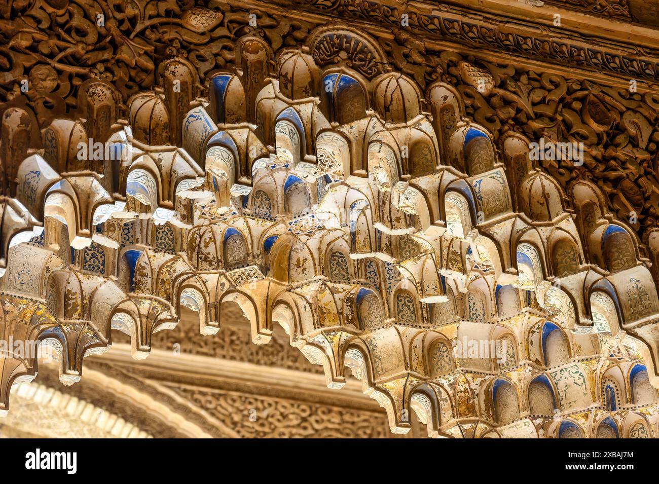 Komplizierte Dekoration mit Keramik. Nahaufnahme eines architektonischen Bogens im Alhambra-Palast und Festungskomplex. Stockfoto