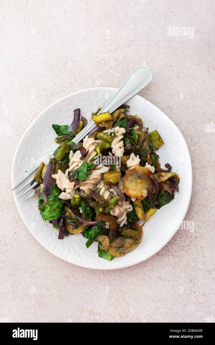 Pasta mit gebackenem Gemüse und gebackenem Weißfisch und Sardinen, gemischter Salat mit gekochter Rüben und Jungkohl und Radieschen mit Kräutern, eine köstliche Hea Stockfoto