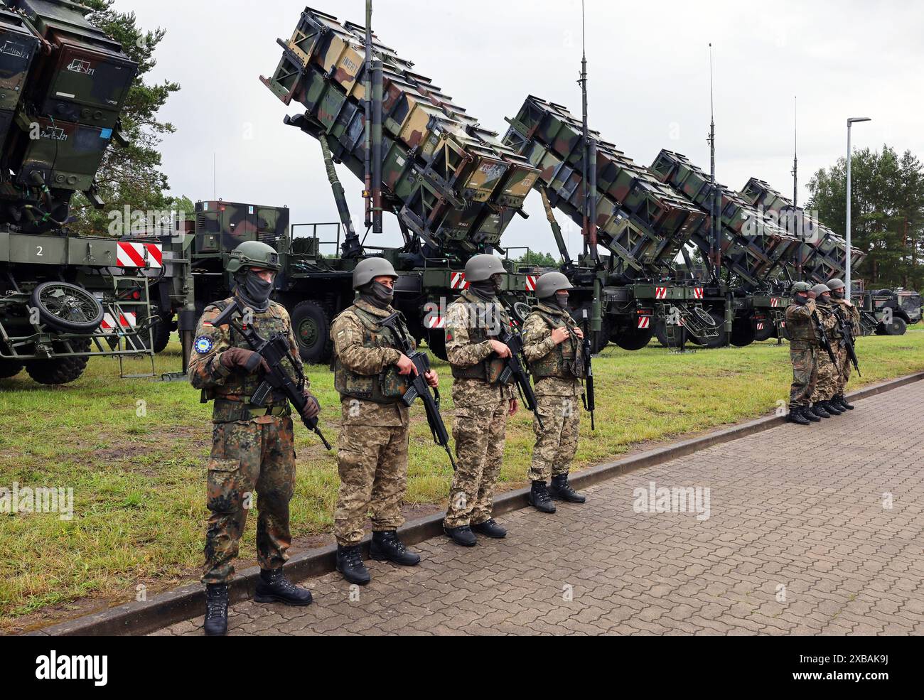 Deutschland. Juni 2024. Während des Besuchs des ukrainischen Präsidenten Zelenskyi auf einem militärischen Trainingsgelände stehen deutsche und ukrainische Soldaten vor den "Patriot"-Flugabwehrraketensystemen. Die internationale Wiederaufbaukonferenz für die Ukraine findet am 11. Und 12. Juni statt. Quelle: Jens Büttner/dpa/Alamy Live News Stockfoto