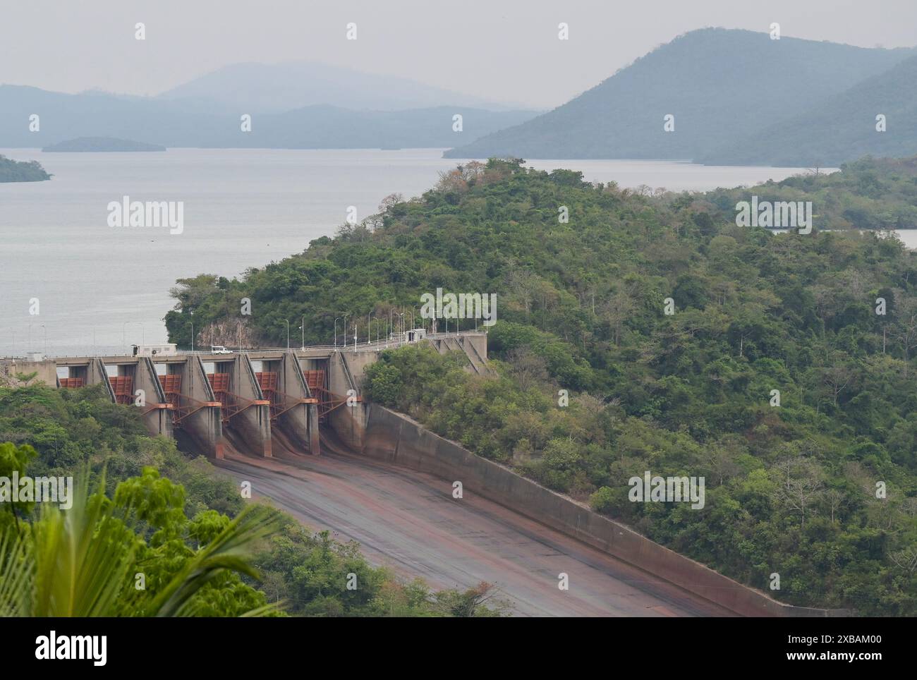 GHANA, Akosombo, Volta River Authority, großer Staudamm und Stausee am Volta River, gebaut 1961-66, Stromerzeugung 912 MW / GHANA, Akosombo, großer Volta Staudamm am Volta Fluß, Leistung 912 MW, Stausee 8502 Quadratkilometer groß Stockfoto