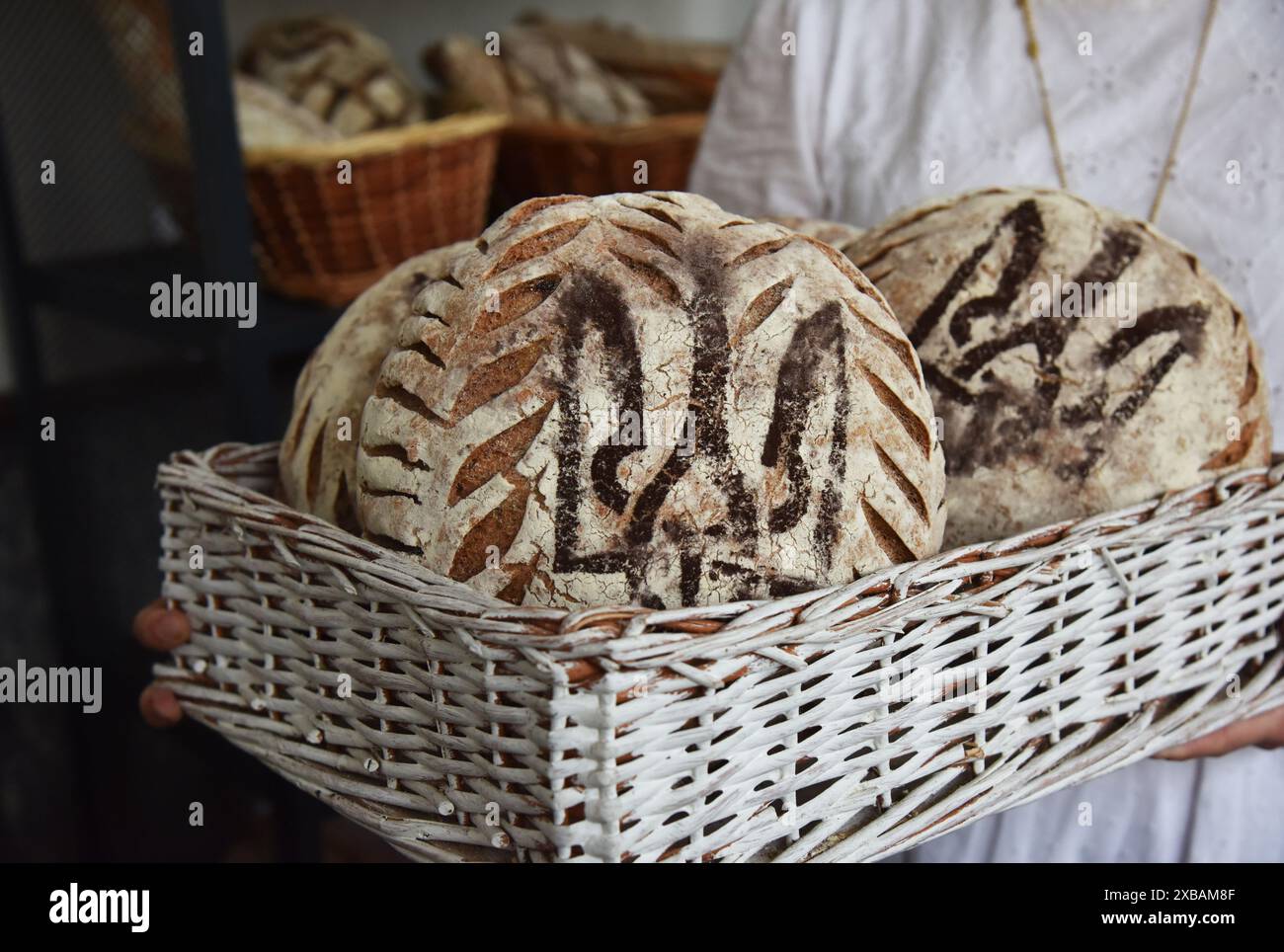 Blick auf Brot mit dem Wappen der Ukraine - Trident auf der Messe für Bio- und Handwerksprodukte in Lemberg. Stockfoto
