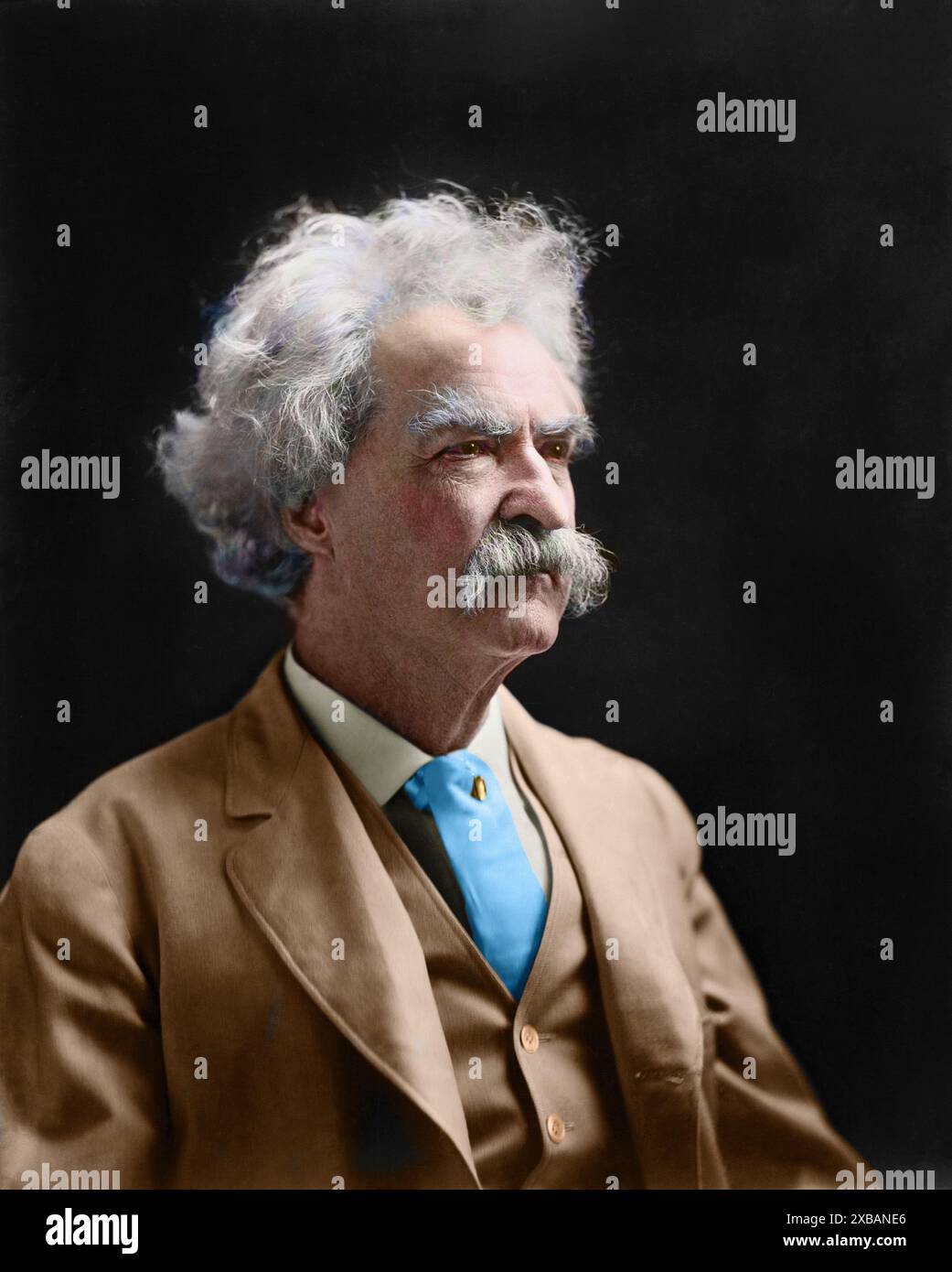 Mark Twain, dessen richtiger Name Samuel Langhorne Clemens war, war ein US-amerikanischer Schriftsteller, Humor und Essayist. Er wurde am 30. November 1835 in Florida, Missouri geboren und starb am 21. April 1910 in Redding, Connecticut. TWAIN wird oft als der „größte Humorist, den die Vereinigten Staaten hervorgebracht haben“ gepriesen, und William Faulkner nannte ihn sogar „den Vater der amerikanischen Literatur“. Zu seinen bekanntesten Werken zählen The Adventures of Tom Sawyer (1876) und die Fortsetzung Adventures of Huckleberry Finn (1884), die oft als der „große amerikanische Roman“ bezeichnet wird. Stockfoto