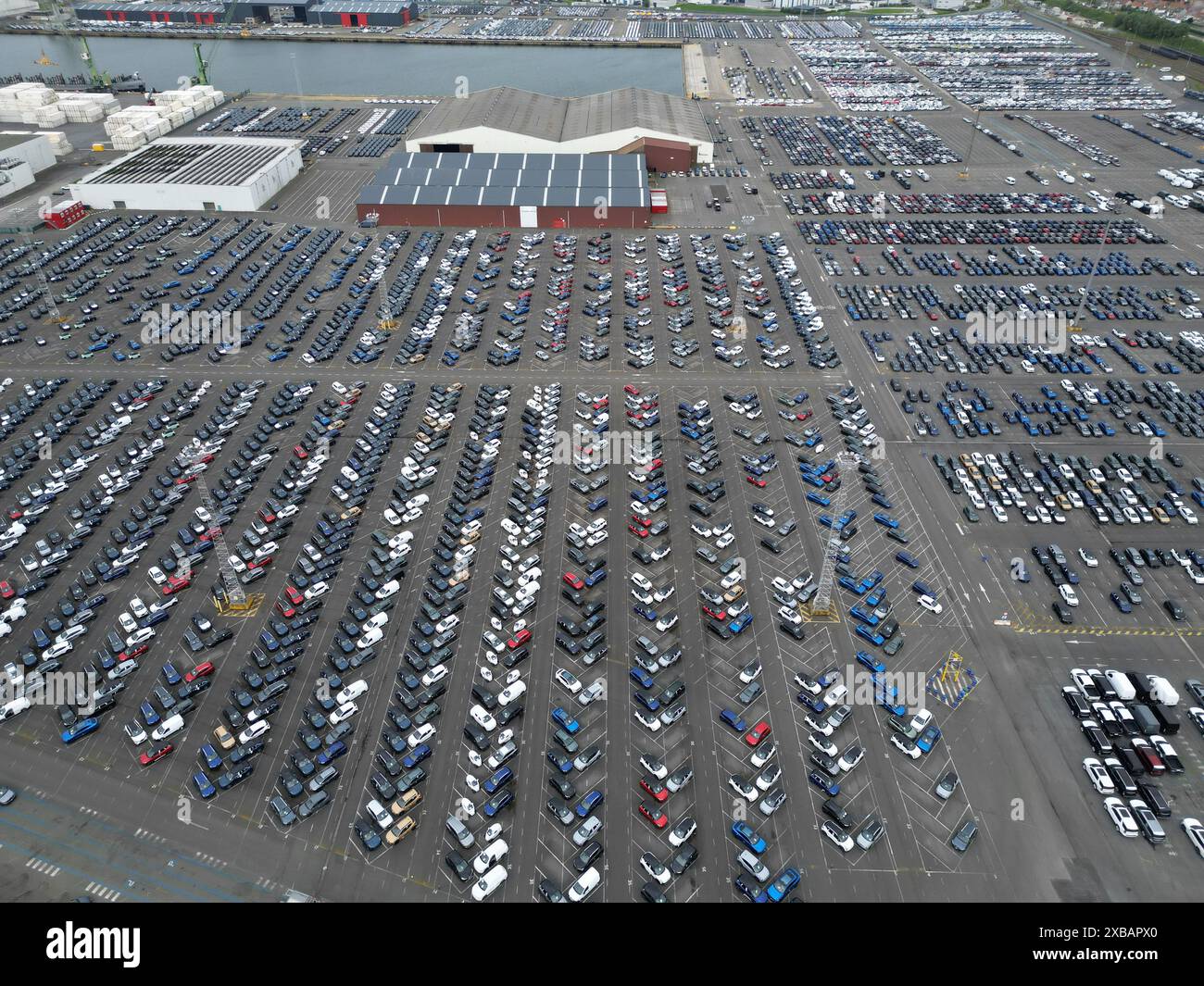 Aus der Vogelperspektive chinesischer Autos, die in einem Seehafen in Zeebrugge, Belgien, geparkt sind Stockfoto
