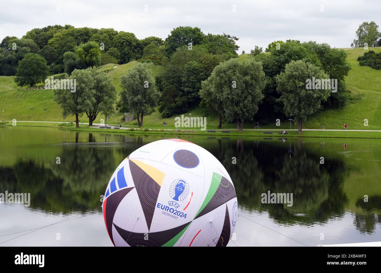 Ein allgemeiner Blick auf einen Riesenfußball im Fanzone bei