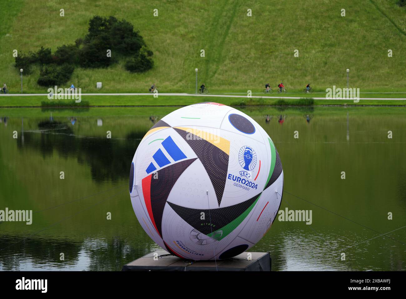 Ein allgemeiner Blick auf einen Riesenfußball im Fanzone bei