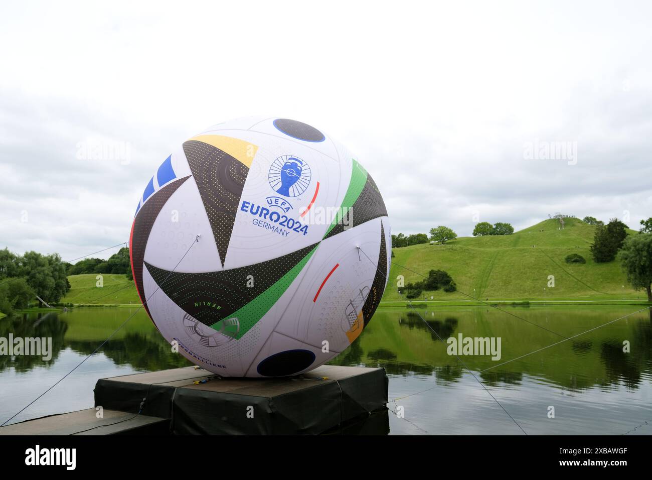 Ein allgemeiner Blick auf einen Riesenfußball im Fanzone bei