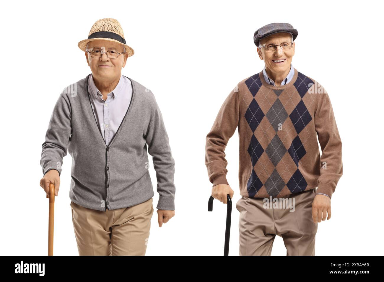 Zwei ältere Männer mit Stöcken, die auf die Kamera zugehen, isoliert auf weißem Hintergrund Stockfoto