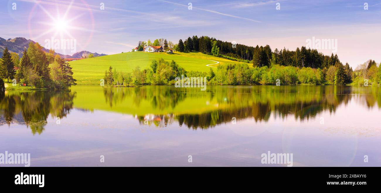 Panorama Landschaft im Allgäu im Allgäu spiegeln sich die Berge auf der Wasseroberfläche des Schwalten Weiher Schwalten Weiher Bayern - Allgäu Deutsch Stockfoto