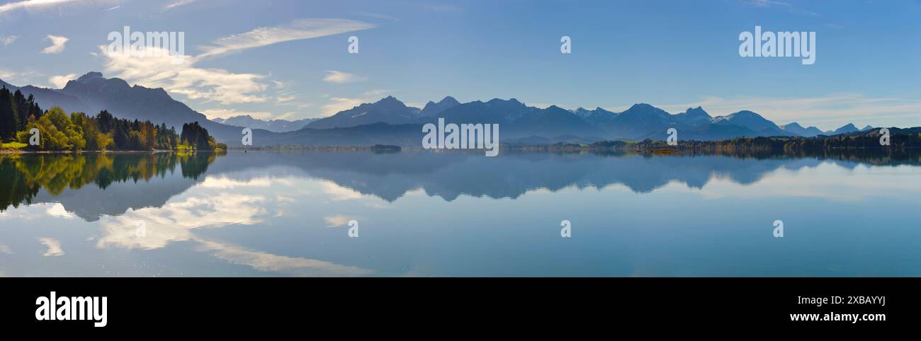 Wasserspiegelung im Allgäu auf dem Forggensee im Allgäu spiegelt sich die Berge der Alpen im Forggensee bei Füssen Forggensee Bayern - Allgäu Deutschl Stockfoto