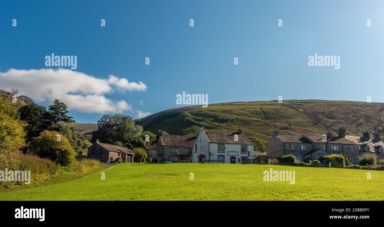 Panoramablick auf Buckden Village Shops im kleinen Dorf Buckden in Wharfedale im Yorkshire Dales National Park, North Yorkshire in EN Stockfoto