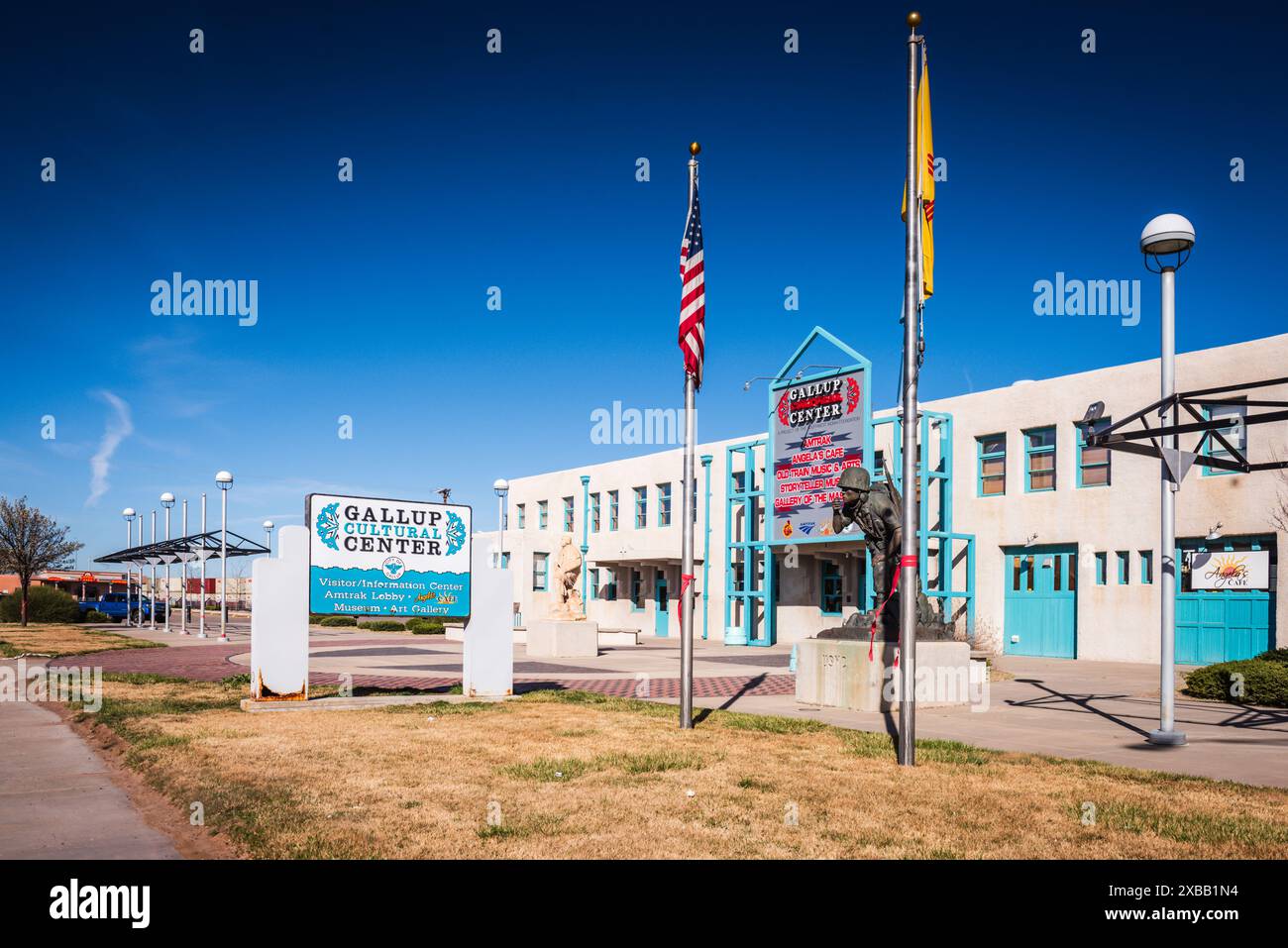 Gallup, New Mexico, USA - 18. März 2017: Außenansicht der Geschäfte und des Bahnhofs des Gallup Center. Stockfoto