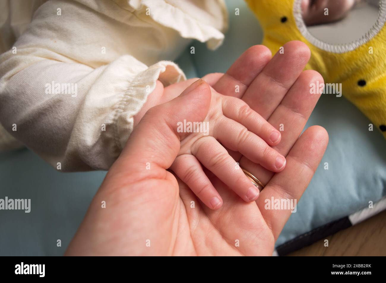 Mutter, die die Neugeborene Hand hält, Begriff der familiären Zärtlichkeit Stockfoto
