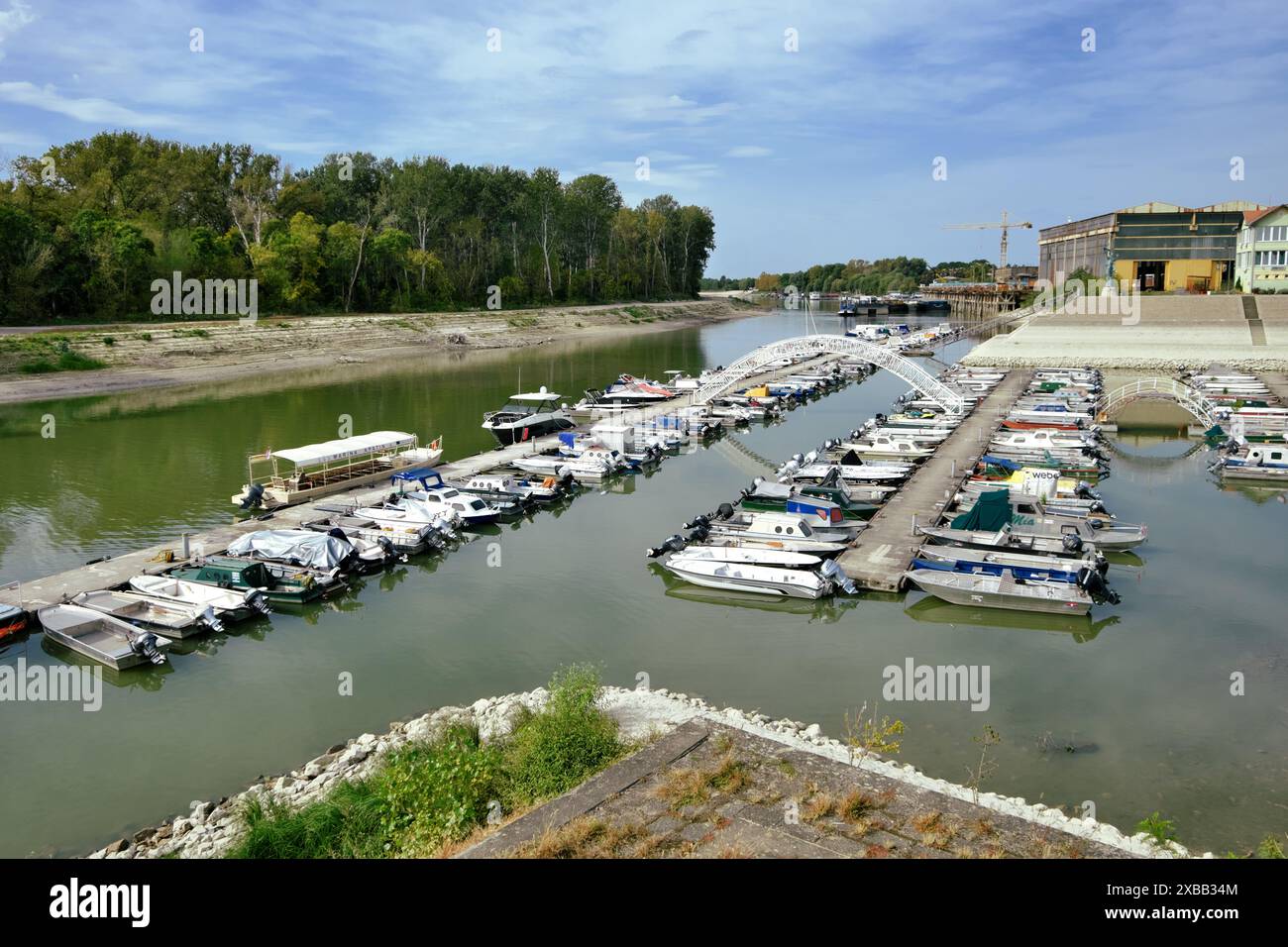 Boote legen am „International Marina“ Pier in Apatin, Serbien an Stockfoto