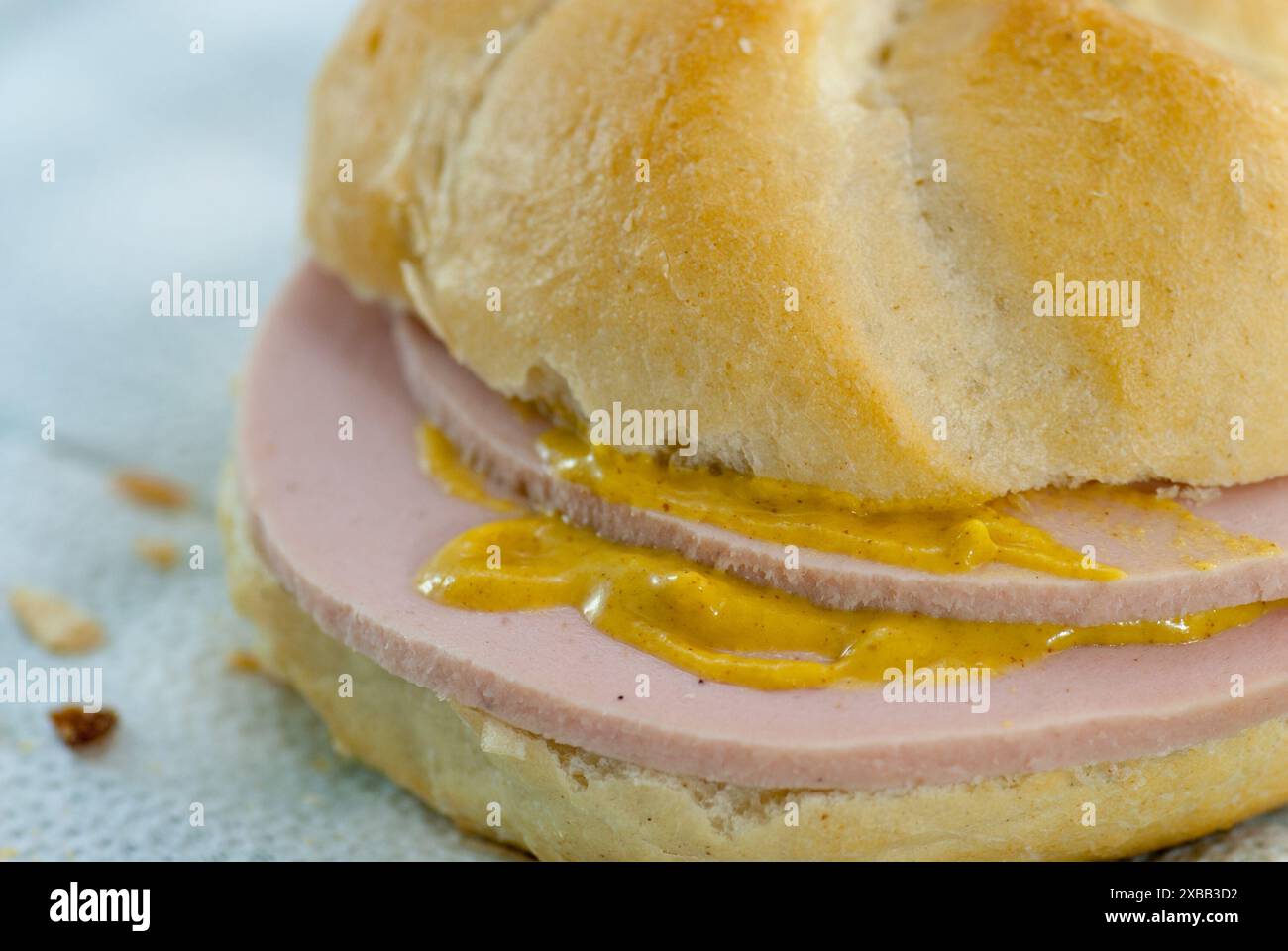 Sandwich mit schlechter Qualität Salami-Parisator aus einer Paste bestehen aus Schweinefleisch Schweinefleisch Schweinehaut und anderen minderwertigen Fleischsorten Stockfoto