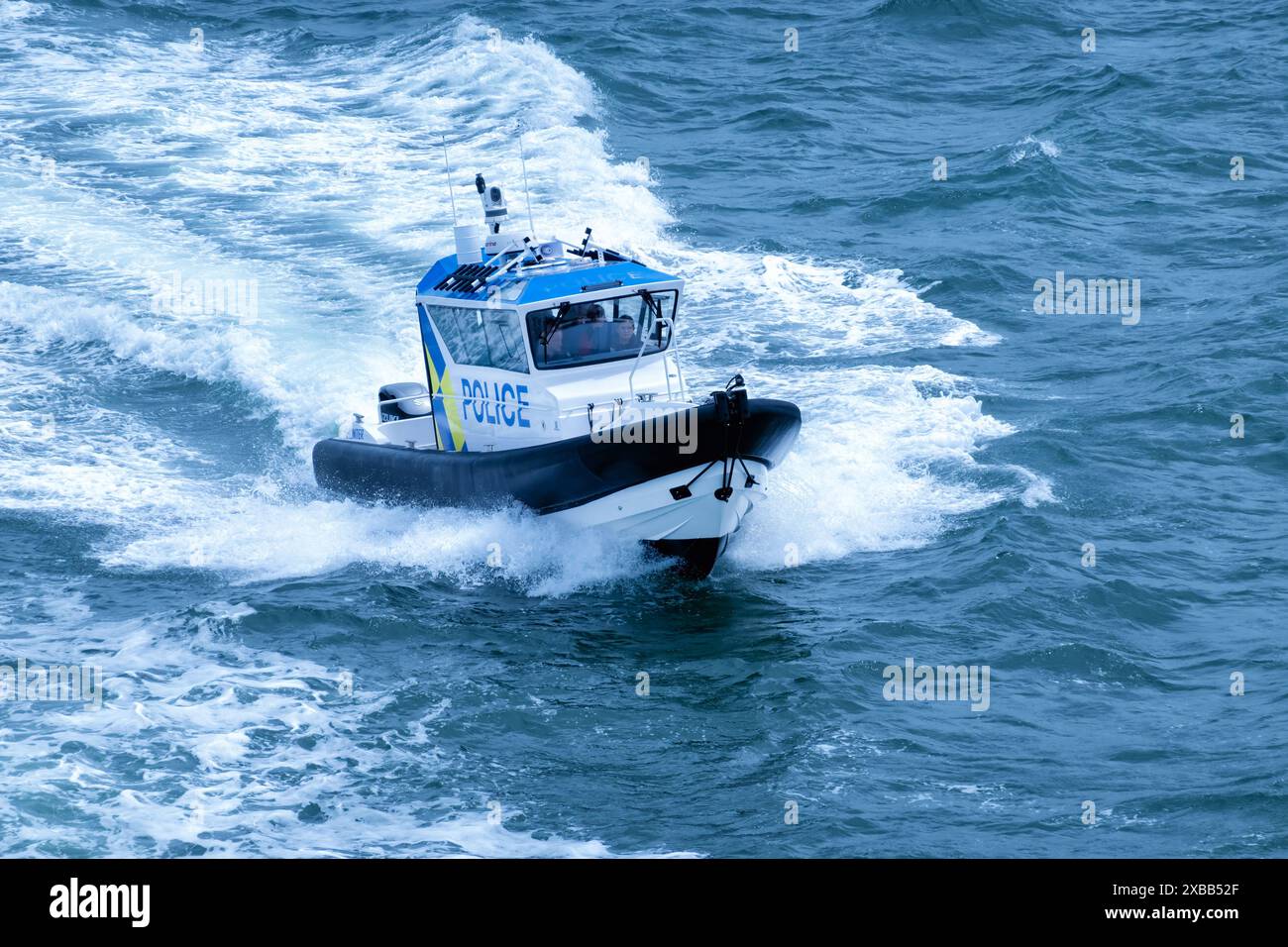 Ein starres aufblasbares Boot oder RIB DER britischen Polizei auf Patrouille in der Solent vor der Küste von Hampshire in der Nähe von Portsmouth. Stockfoto