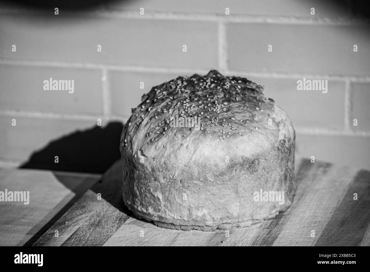 Hausgemachtes Naturbrot auf Holzständer Stockfoto