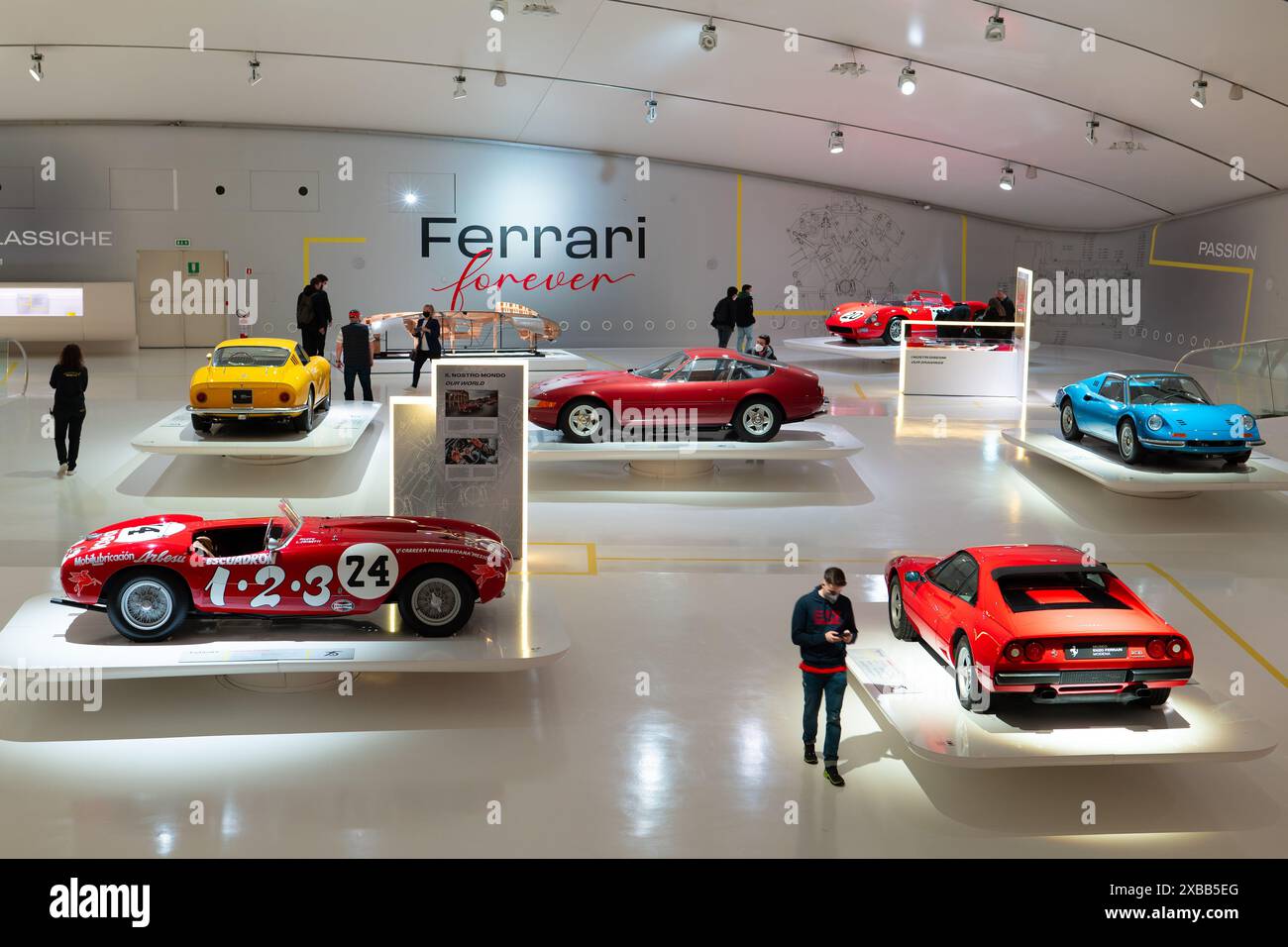 MODENA, ITALIEN - 21. APRIL 2022: Ferrari-Autos im Modena-Museum, 208, 365 GTB Daytona, 275 GTB 4, Dino 206 GT, 375-MM-Kreuzstück Stockfoto