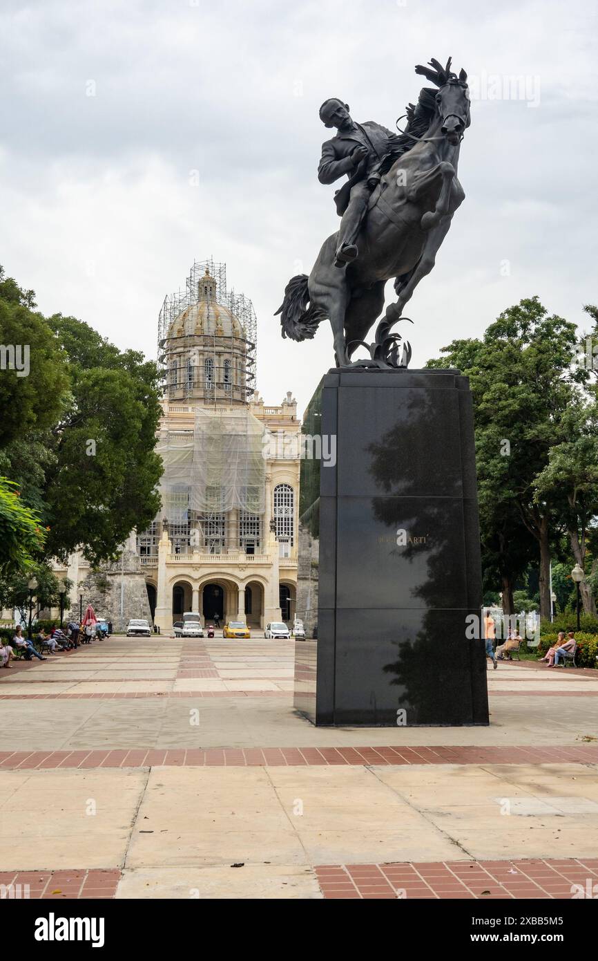 HAVANNA, KUBA - 28. AUGUST 2023: Statue von Jose Marti auf der Plaza 13 de Marzo mit Museum Museo de la Revolucion im Hintergrund Stockfoto