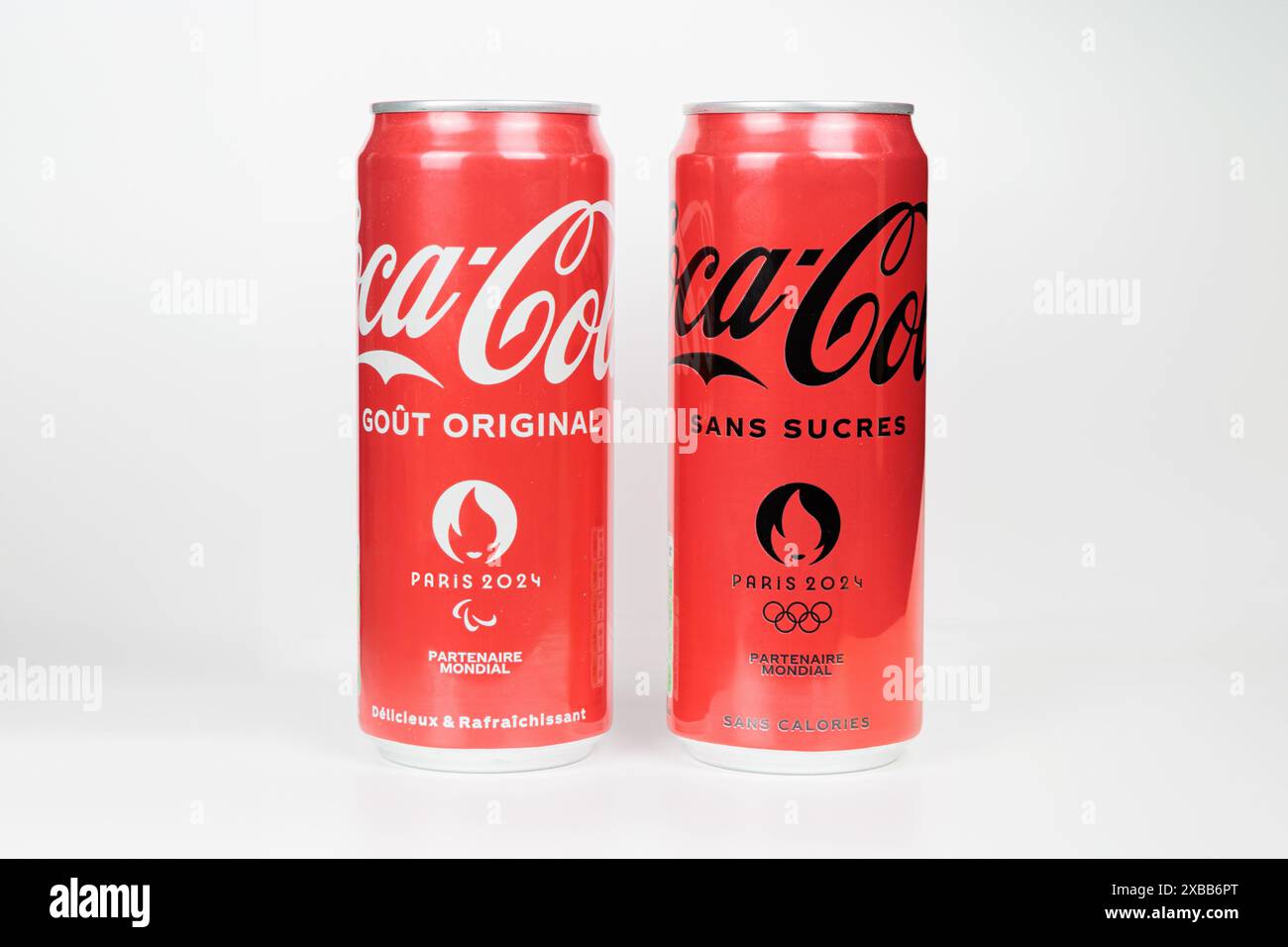 Paris, Frankreich, 10. Juni 2024: Coca-Cola Cans anlässlich der Olympischen Sommerspiele 2024, Paris 2024 Stockfoto