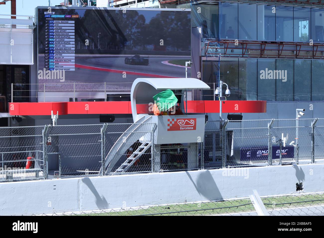 Die grüne Flagge wird von Marshall beim europäischen Rennen der Le Mans-Serie 2024 in Barcelona am 4/24 geschwenkt Stockfoto