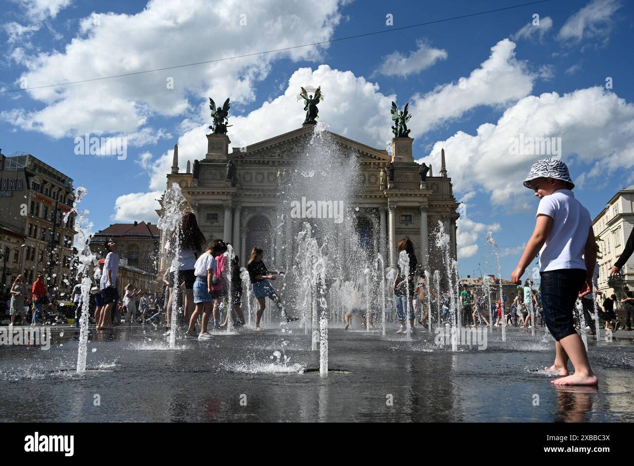Lemberg, Ukraine - 1. Juni 2024: Menschen in der Nähe des Brunnens vor dem Opern- und Balletttheater in Lemberg. Stockfoto