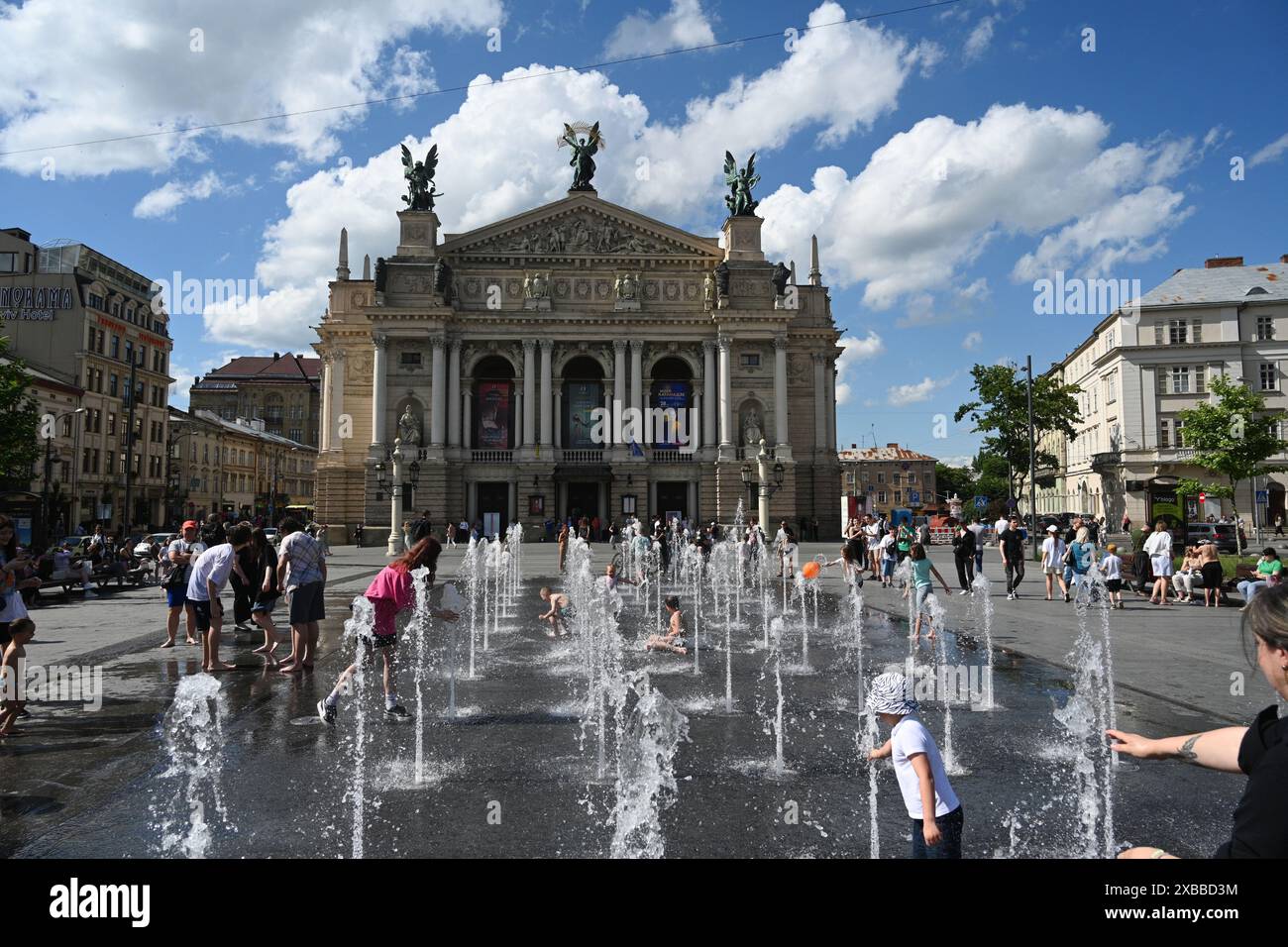Lemberg, Ukraine - 1. Juni 2024: Menschen in der Nähe des Brunnens vor dem Opern- und Balletttheater in Lemberg. Stockfoto