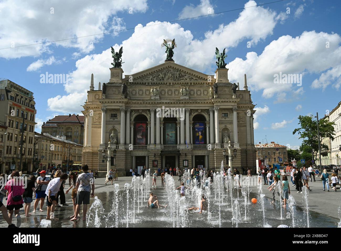 Lemberg, Ukraine - 1. Juni 2024: Menschen in der Nähe des Brunnens vor dem Opern- und Balletttheater in Lemberg. Stockfoto