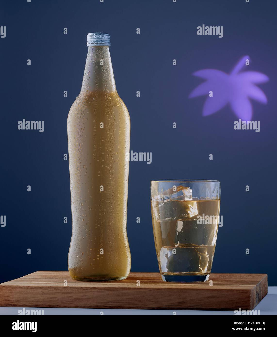 Kalte Flasche und ein Glas Getränke mit einem schönen blauen Hintergrund. Stockfoto