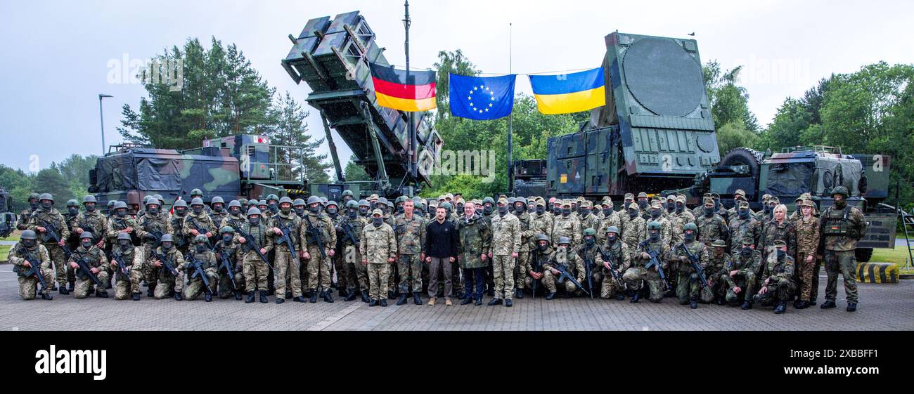 Deutschland. Juni 2024. Volodymyr Selenskyj (Zentrum l), Präsident der Ukraine, und Boris Pistorius (SPD, Zentrum r), Bundesverteidigungsminister, stehen zusammen mit deutschen und ukrainischen Soldaten bei ihrem Besuch auf einem militärischen Trainingsgelände vor "Patriot"-Flugabwehrraketensystemen. Die internationale Wiederaufbaukonferenz für die Ukraine findet am 11. Und 12. Juni statt. Quelle: Jens Büttner/dpa/Alamy Live News Stockfoto