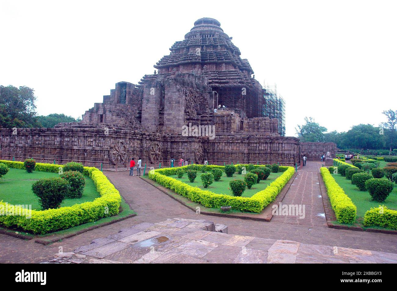 Der Konark Sonnentempel ist der Höhepunkt der Tempelarchitektur von Orissan und eines der beeindruckendsten Denkmäler religiöser Architektur der Welt. Der gesamte Tempel wurde im 13. Jahrhundert von König Narasimhadeva erbaut und in Form eines kolossalen Wagens mit sieben Pferden und 24 Rädern entworfen, der den Sonnengott Surya über den Himmel trug. Surya ist seit der vedischen Zeit eine beliebte Gottheit in Indien. Der Tempel ist ein Weltkulturerbe und eines der sieben Wunder Indiens. Konark, Puri, Orissa, Indien. Stockfoto