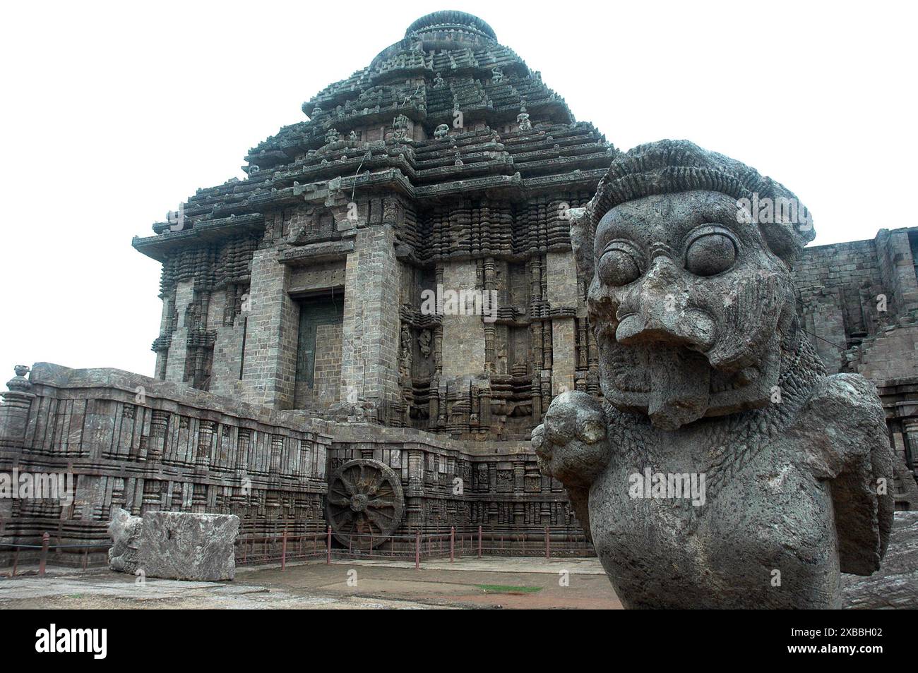 Der Konark Sonnentempel ist der Höhepunkt der Tempelarchitektur von Orissan und eines der beeindruckendsten Denkmäler religiöser Architektur der Welt. Der gesamte Tempel wurde im 13. Jahrhundert von König Narasimhadeva erbaut und in Form eines kolossalen Wagens mit sieben Pferden und 24 Rädern entworfen, der den Sonnengott Surya über den Himmel trug. Surya ist seit der vedischen Zeit eine beliebte Gottheit in Indien. Der Tempel ist ein Weltkulturerbe und eines der sieben Wunder Indiens. Konark, Puri, Orissa, Indien. Stockfoto