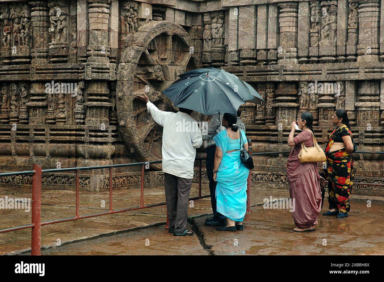 Der Konark Sonnentempel ist der Höhepunkt der Tempelarchitektur von Orissan und eines der beeindruckendsten Denkmäler religiöser Architektur der Welt. Der gesamte Tempel wurde im 13. Jahrhundert von König Narasimhadeva erbaut und in Form eines kolossalen Wagens mit sieben Pferden und 24 Rädern entworfen, der den Sonnengott Surya über den Himmel trug. Surya ist seit der vedischen Zeit eine beliebte Gottheit in Indien. Der Tempel ist ein Weltkulturerbe und eines der sieben Wunder Indiens. Konark, Puri, Orissa, Indien. Stockfoto