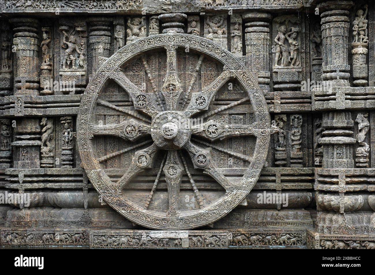 Der Konark Sonnentempel ist der Höhepunkt der Tempelarchitektur von Orissan und eines der beeindruckendsten Denkmäler religiöser Architektur der Welt. Der gesamte Tempel wurde im 13. Jahrhundert von König Narasimhadeva erbaut und in Form eines kolossalen Wagens mit sieben Pferden und 24 Rädern entworfen, der den Sonnengott Surya über den Himmel trug. Surya ist seit der vedischen Zeit eine beliebte Gottheit in Indien. Der Tempel ist ein Weltkulturerbe und eines der sieben Wunder Indiens. Konark, Puri, Orissa, Indien. Stockfoto