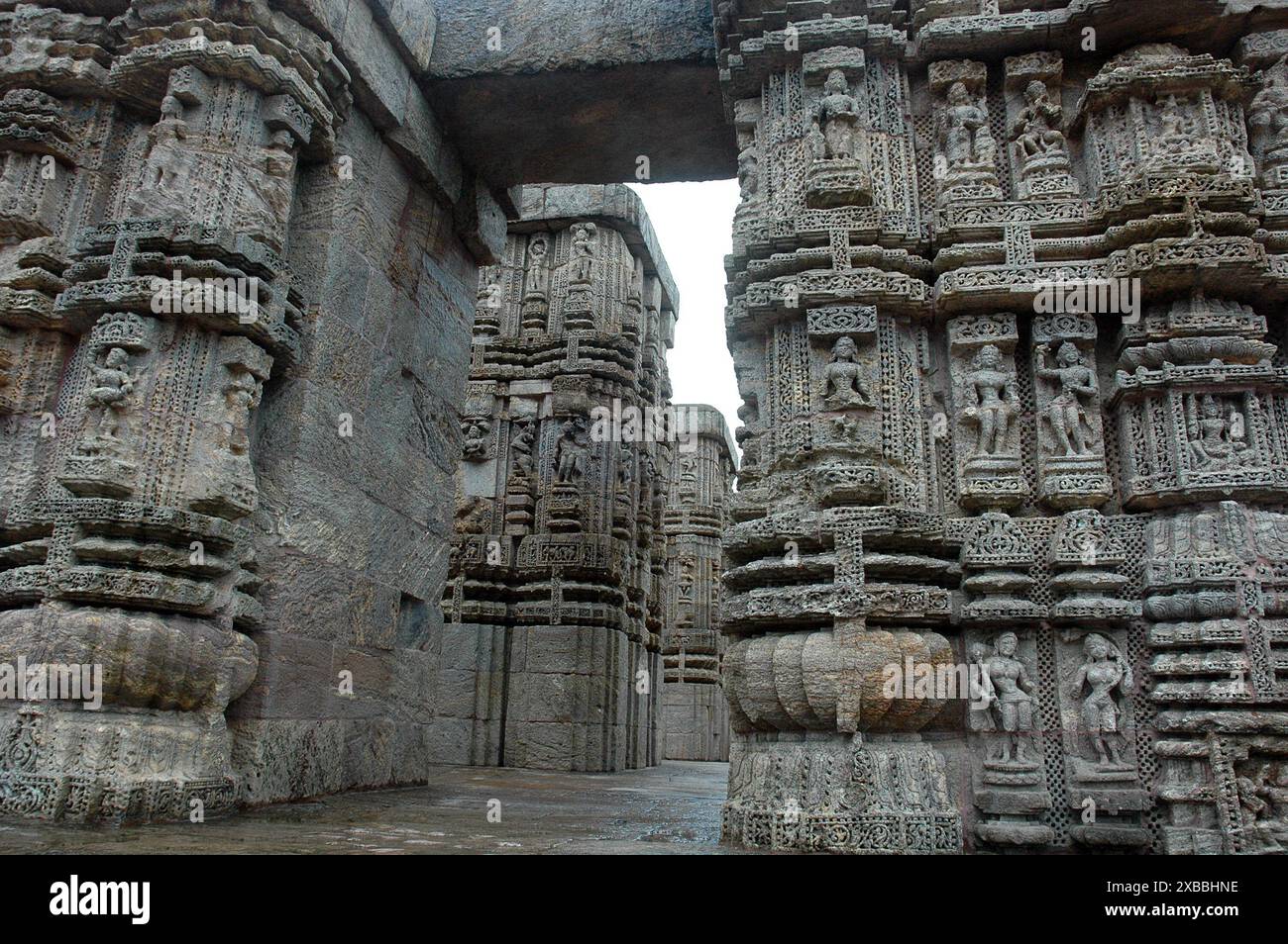 Der Konark Sonnentempel ist der Höhepunkt der Tempelarchitektur von Orissan und eines der beeindruckendsten Denkmäler religiöser Architektur der Welt. Der gesamte Tempel wurde im 13. Jahrhundert von König Narasimhadeva erbaut und in Form eines kolossalen Wagens mit sieben Pferden und 24 Rädern entworfen, der den Sonnengott Surya über den Himmel trug. Surya ist seit der vedischen Zeit eine beliebte Gottheit in Indien. Der Tempel ist ein Weltkulturerbe und eines der sieben Wunder Indiens. Konark, Puri, Orissa, Indien. Stockfoto