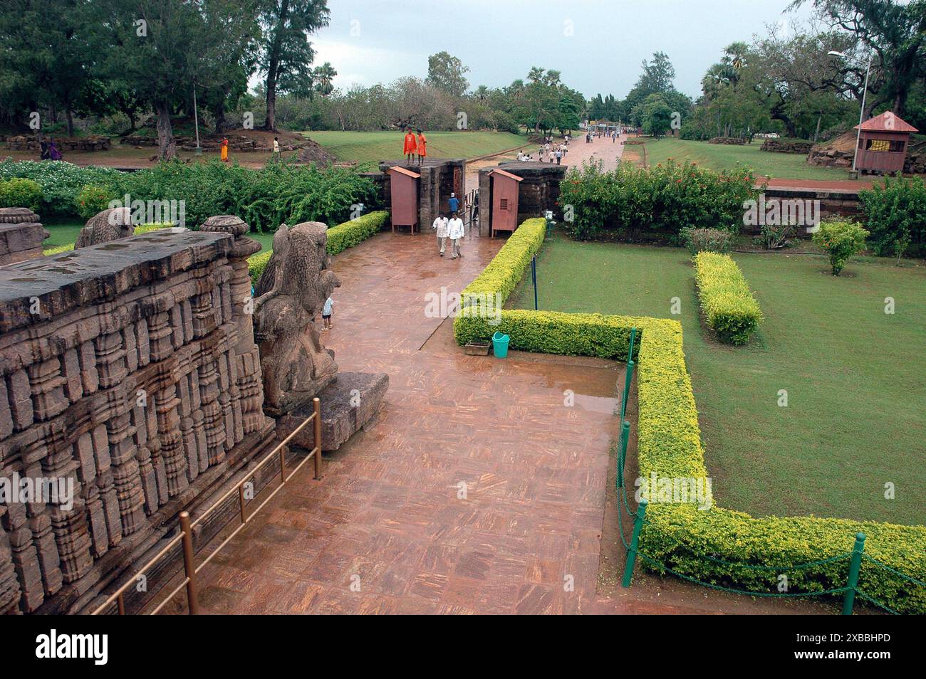 Der Konark Sonnentempel ist der Höhepunkt der Tempelarchitektur von Orissan und eines der beeindruckendsten Denkmäler religiöser Architektur der Welt. Der gesamte Tempel wurde im 13. Jahrhundert von König Narasimhadeva erbaut und in Form eines kolossalen Wagens mit sieben Pferden und 24 Rädern entworfen, der den Sonnengott Surya über den Himmel trug. Surya ist seit der vedischen Zeit eine beliebte Gottheit in Indien. Der Tempel ist ein Weltkulturerbe und eines der sieben Wunder Indiens. Konark, Puri, Orissa, Indien. Stockfoto