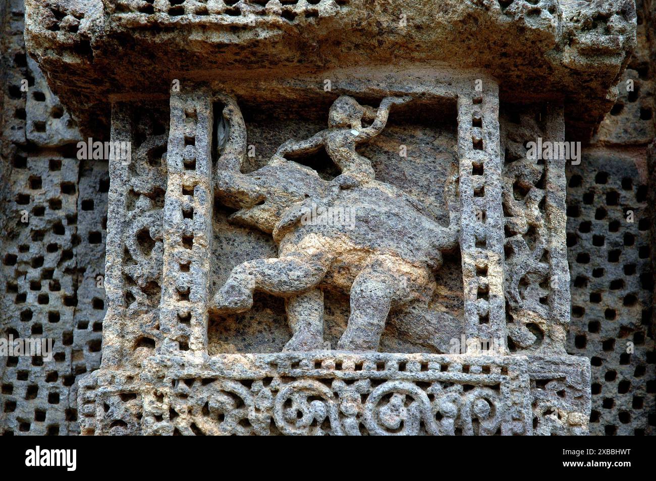 Der Konark Sonnentempel ist der Höhepunkt der Tempelarchitektur von Orissan und eines der beeindruckendsten Denkmäler religiöser Architektur der Welt. Der gesamte Tempel wurde im 13. Jahrhundert von König Narasimhadeva erbaut und in Form eines kolossalen Wagens mit sieben Pferden und 24 Rädern entworfen, der den Sonnengott Surya über den Himmel trug. Surya ist seit der vedischen Zeit eine beliebte Gottheit in Indien. Der Tempel ist ein Weltkulturerbe und eines der sieben Wunder Indiens. Konark, Puri, Orissa, Indien. Stockfoto