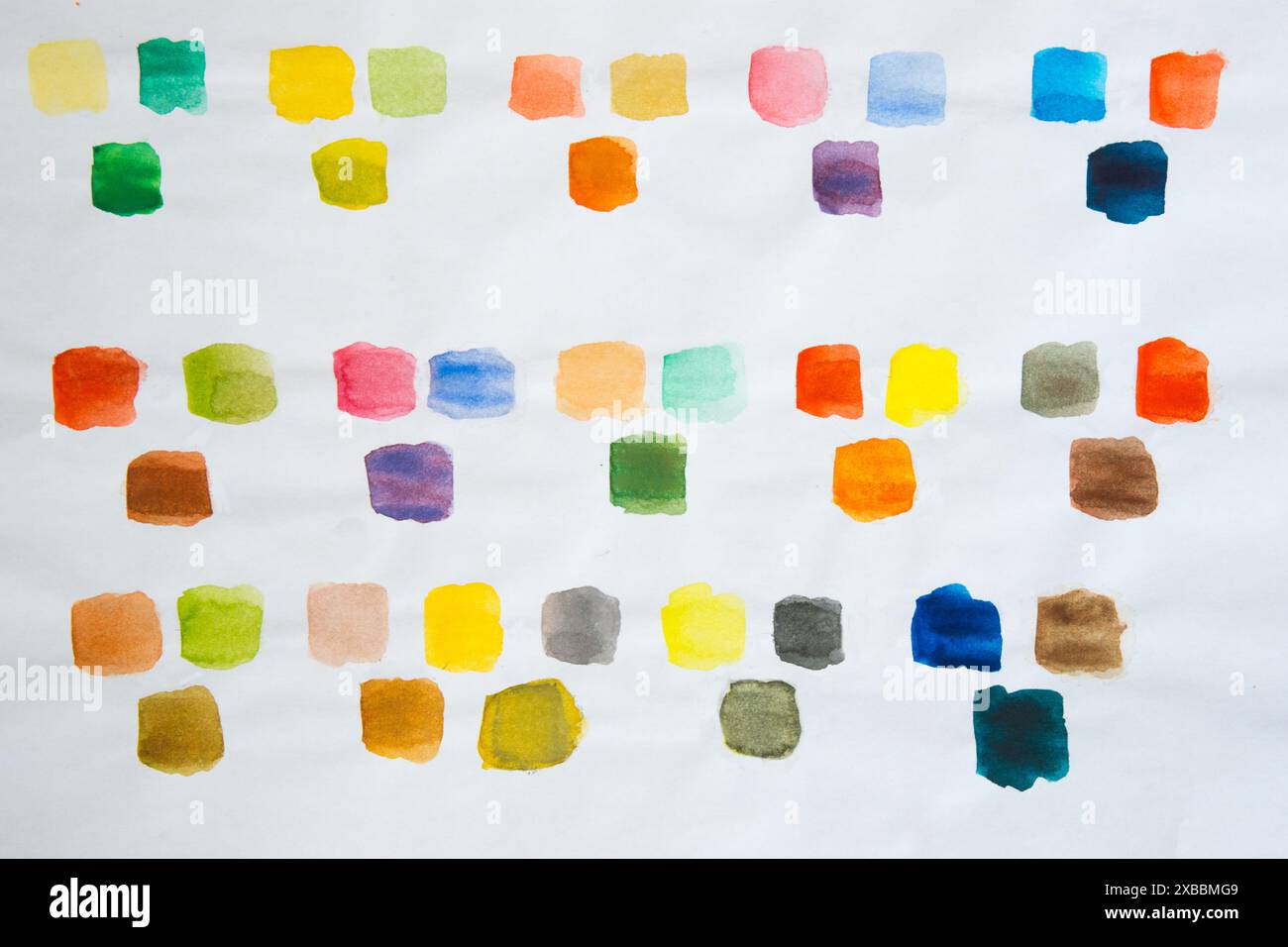 Mehrfarbiger Hintergrund. Aquarell mit Farbmustern. Weißer Hintergrund Stockfoto