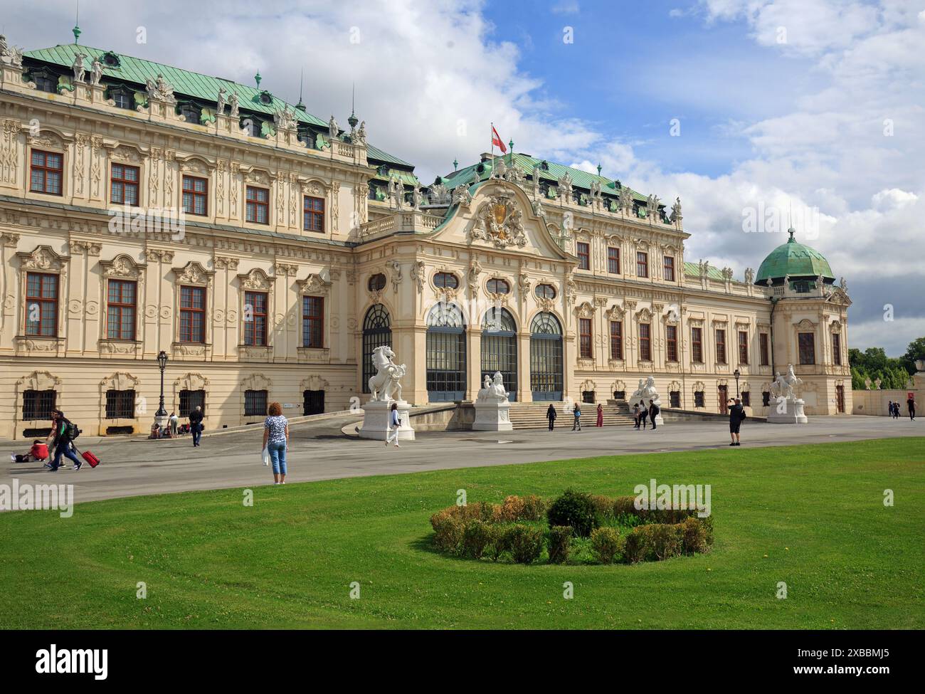 Wien, Österreich, 24-04-24. Belvedere Place Fassade mit Landschaftsgärten. Eine historische Palalce im Stadtzentrum, die für die Öffentlichkeit zugänglich ist. Stockfoto