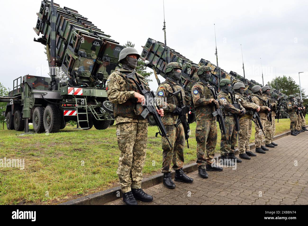 Deutschland. Juni 2024. Während des Besuchs des ukrainischen Präsidenten Zelenskyi auf einem militärischen Trainingsgelände stehen deutsche und ukrainische Soldaten vor den "Patriot"-Flugabwehrraketensystemen. Die internationale Wiederaufbaukonferenz für die Ukraine findet am 11. Und 12. Juni statt. Quelle: Jens Büttner/dpa/Alamy Live News Stockfoto