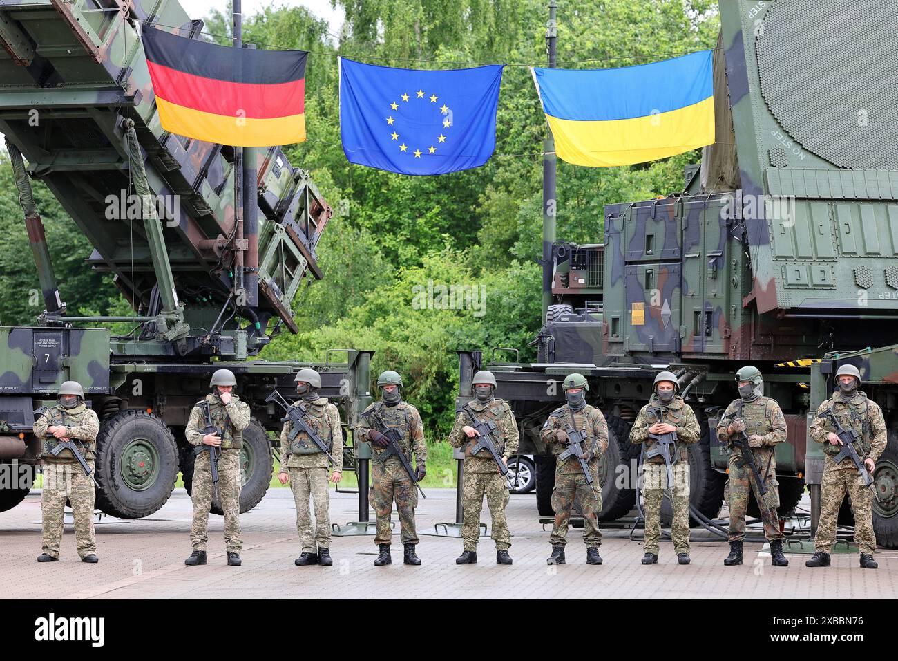 Deutschland. Juni 2024. Während des Besuchs des ukrainischen Präsidenten Zelenskyi auf einem militärischen Trainingsgelände stehen deutsche und ukrainische Soldaten vor den "Patriot"-Flugabwehrraketensystemen. Die internationale Wiederaufbaukonferenz für die Ukraine findet am 11. Und 12. Juni statt. Quelle: Jens Büttner/dpa/Alamy Live News Stockfoto