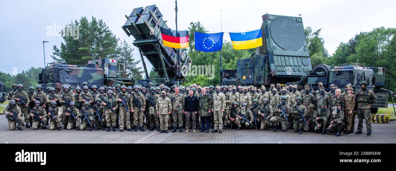 Deutschland. Juni 2024. Volodymyr Selenskyj (Zentrum l), Präsident der Ukraine, und Boris Pistorius (SPD, Zentrum r), Bundesverteidigungsminister, stehen zusammen mit deutschen und ukrainischen Soldaten bei ihrem Besuch auf einem militärischen Trainingsgelände vor "Patriot"-Flugabwehrraketensystemen. Die internationale Wiederaufbaukonferenz für die Ukraine findet am 11. Und 12. Juni statt. Quelle: Jens Büttner/dpa/Alamy Live News Stockfoto